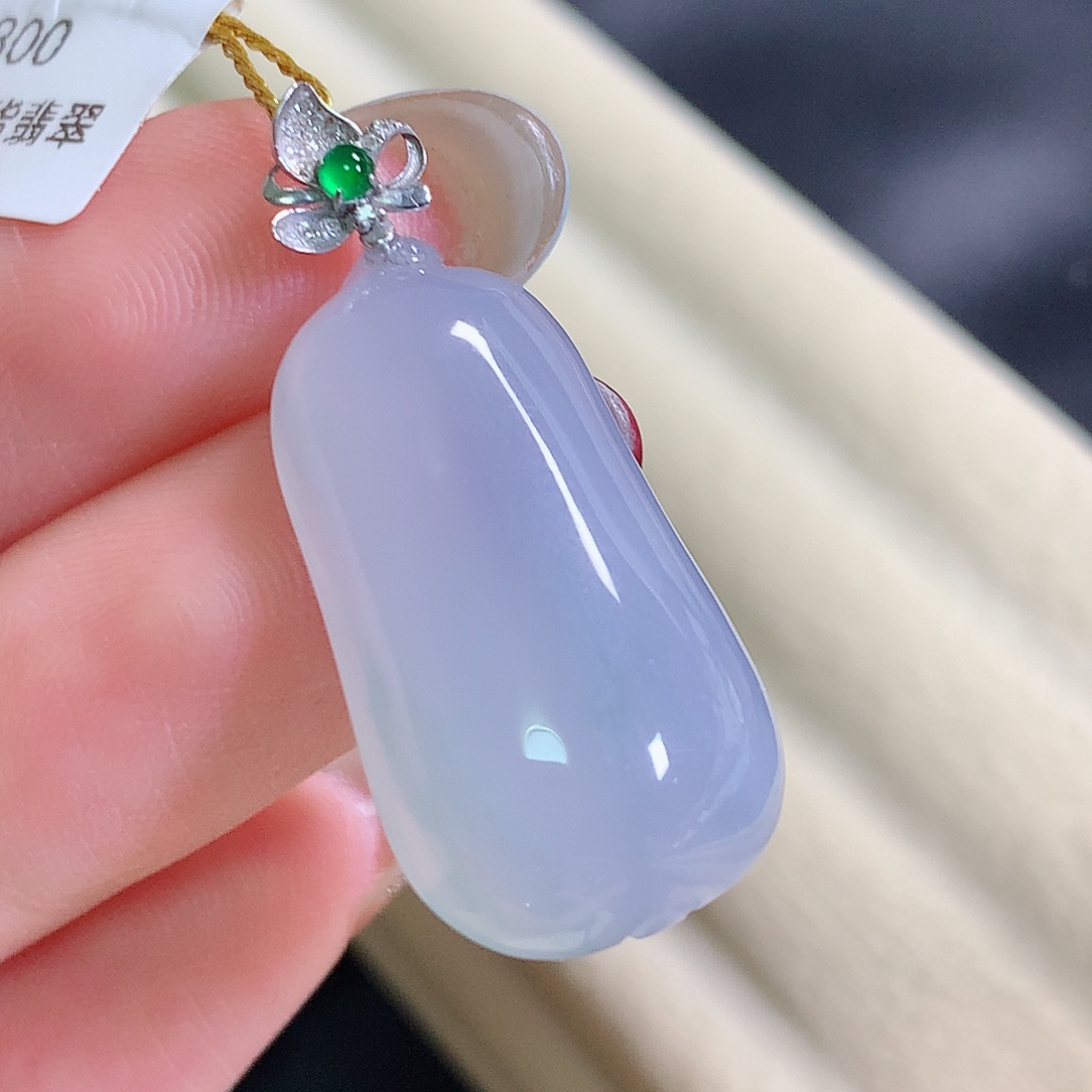 翡翠18K金镶嵌颈饰瓜