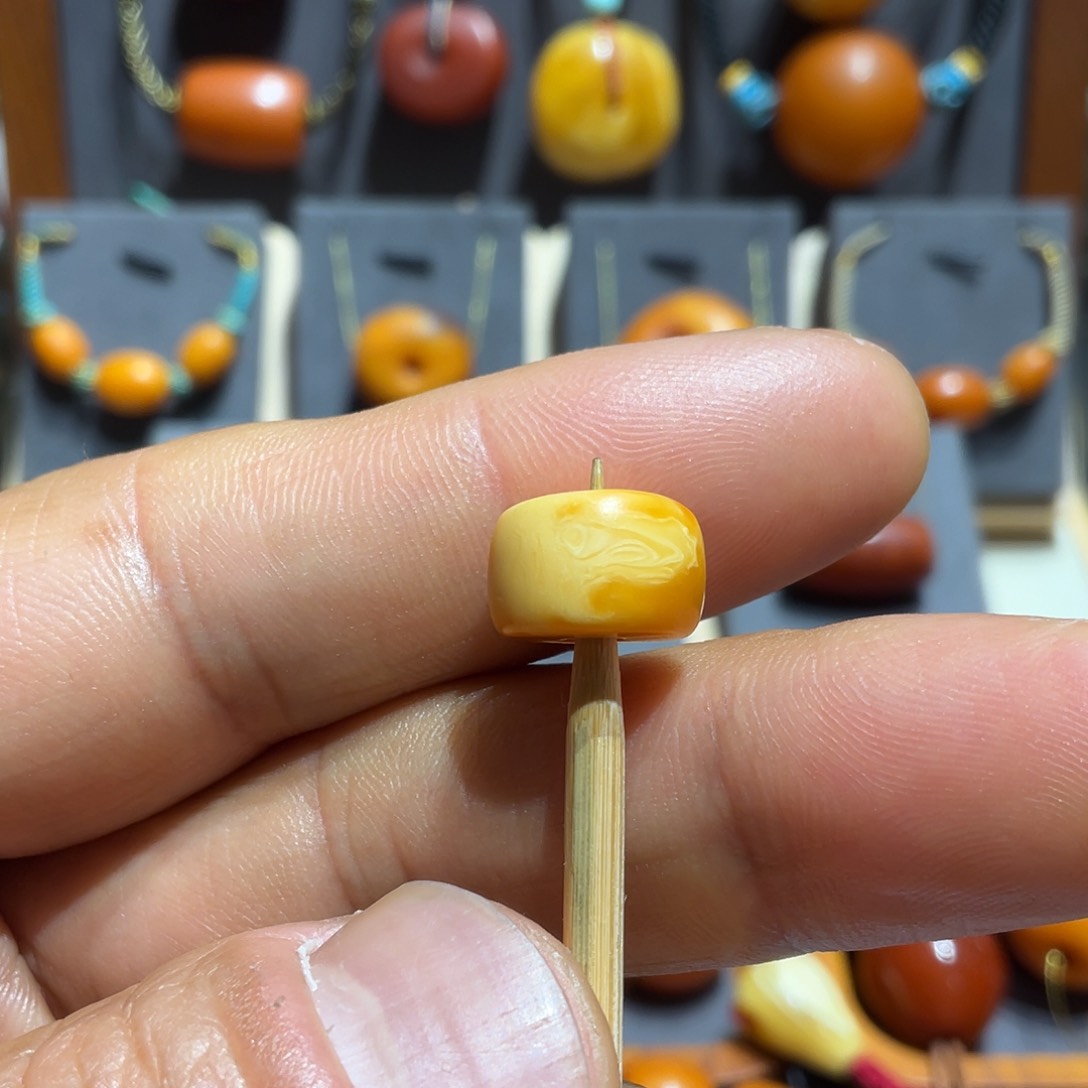 琥珀颈饰未镶嵌白花蜡马蹄珠直径11.8（微暇）