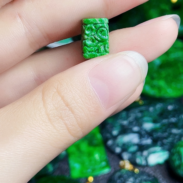 翡翠未镶嵌颈饰多样性