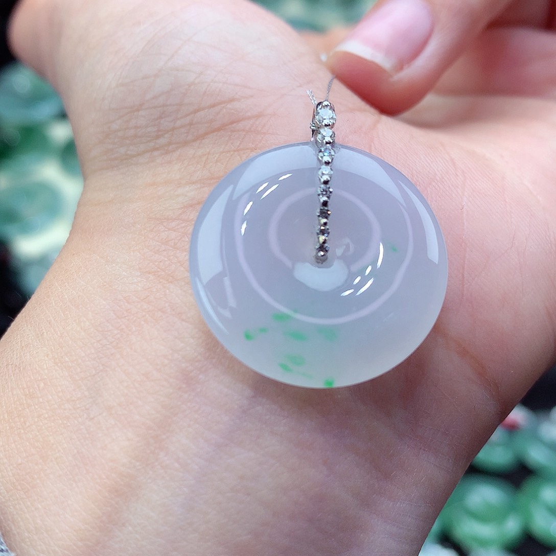 翡翠颈饰18K金镶嵌编号81。尺寸28.3-23.7-5.5