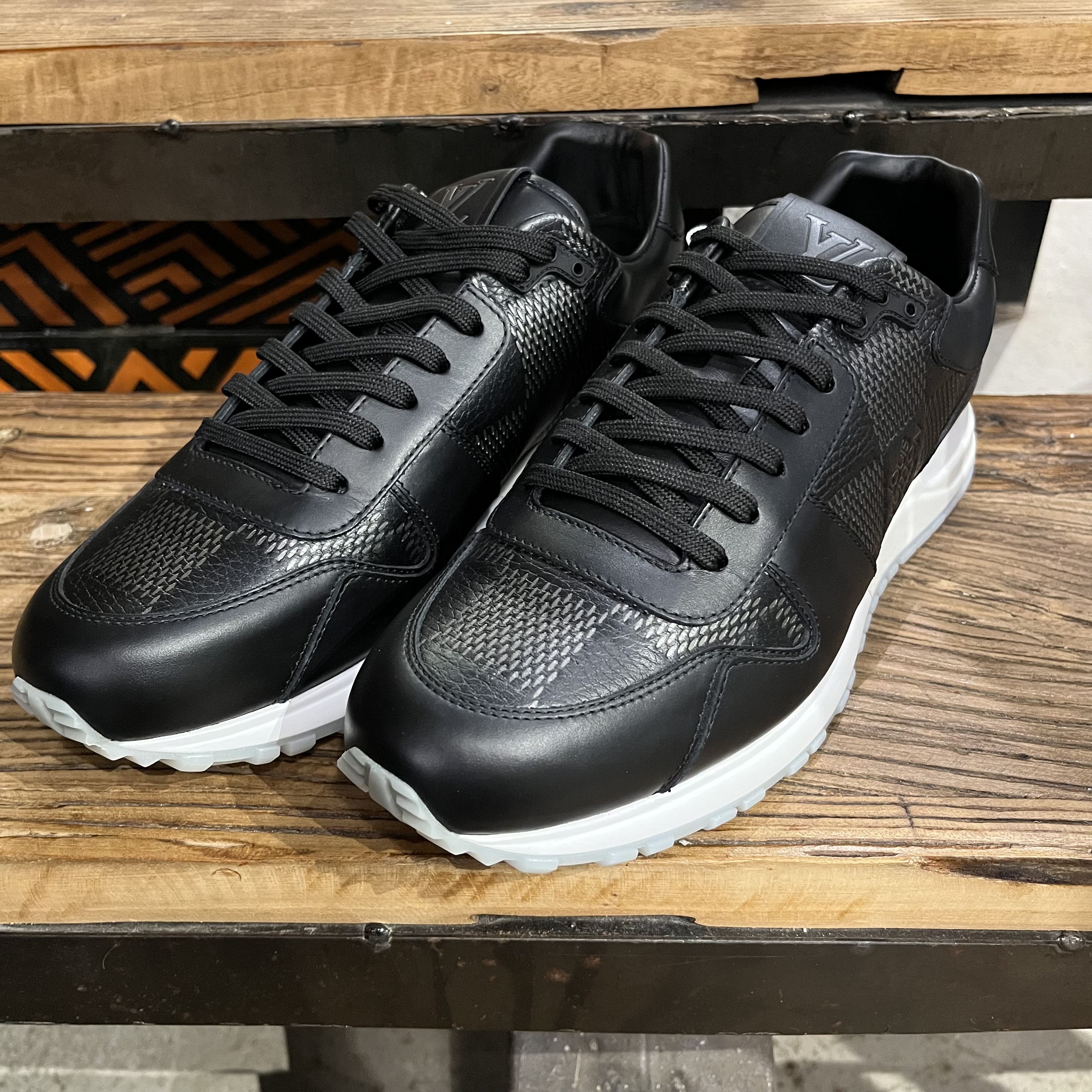 未使用 LouisVuitton/路易威登 纯黑皮面水晶底runaway