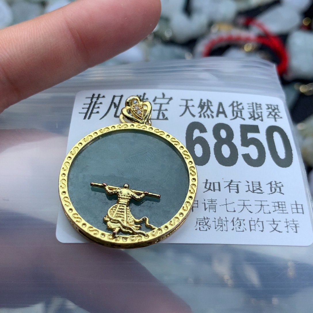 翡翠颈饰未镶嵌6850。