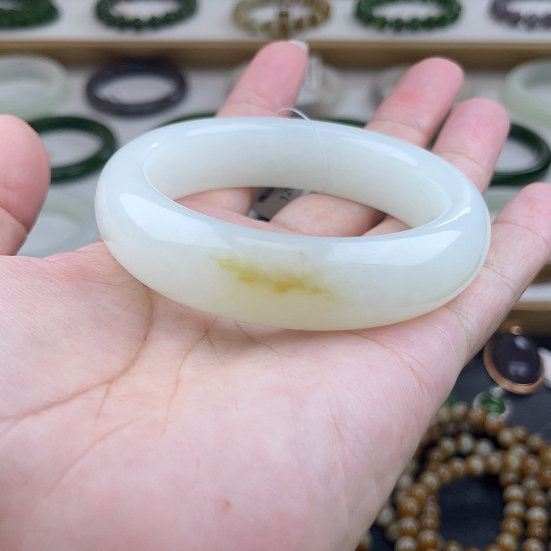 和田玉手镯未镶嵌