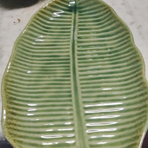 瓷片瓷片，各种摆件，盘，碗，沙锅，均有瑕疵。