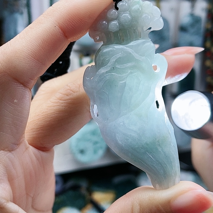 颈饰足铂镶嵌翡翠翡翠