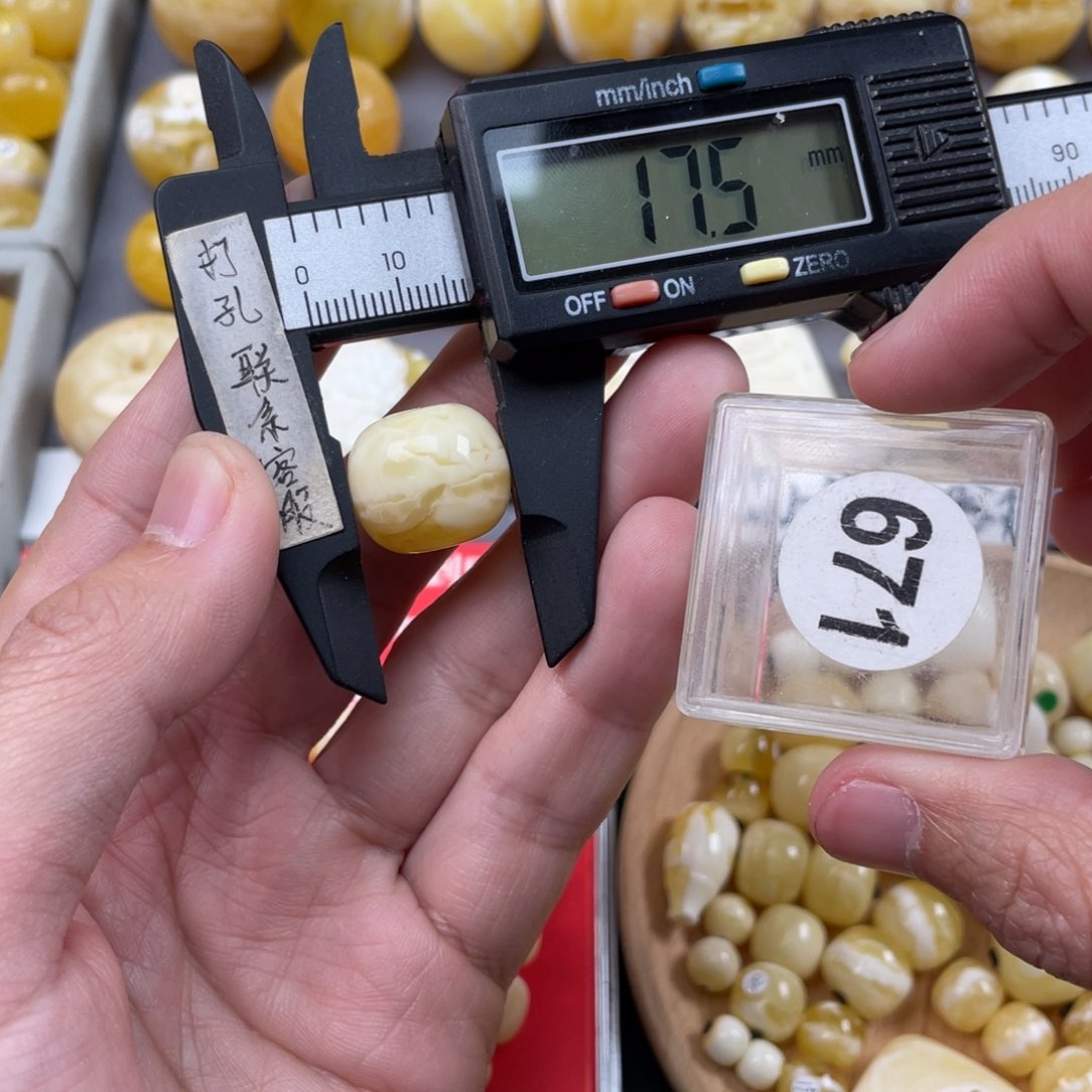 蜜蜡珠宝奇石未镶嵌