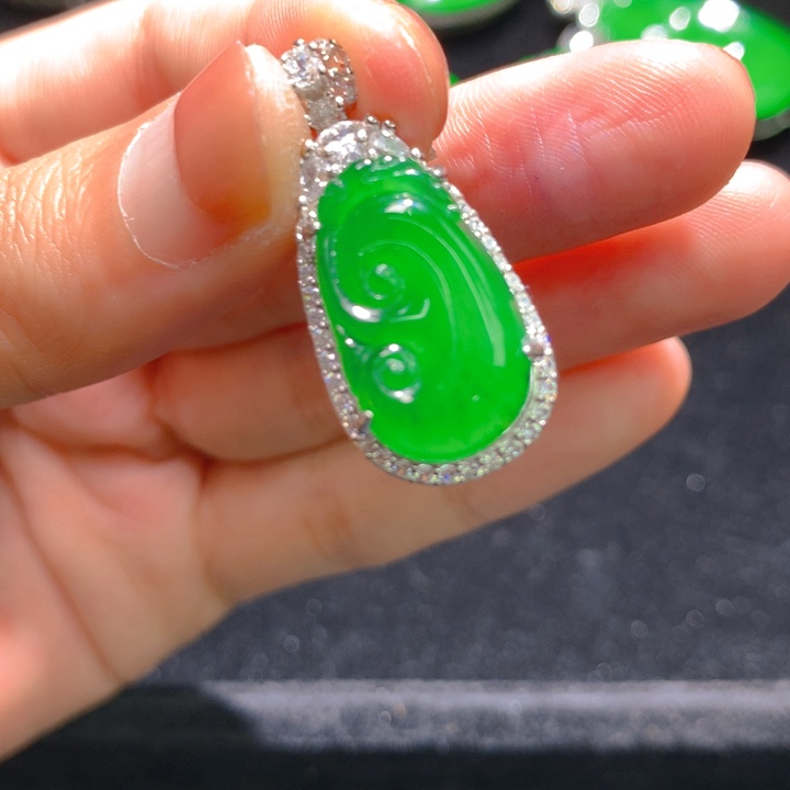翡翠银S925镶嵌颈饰一个