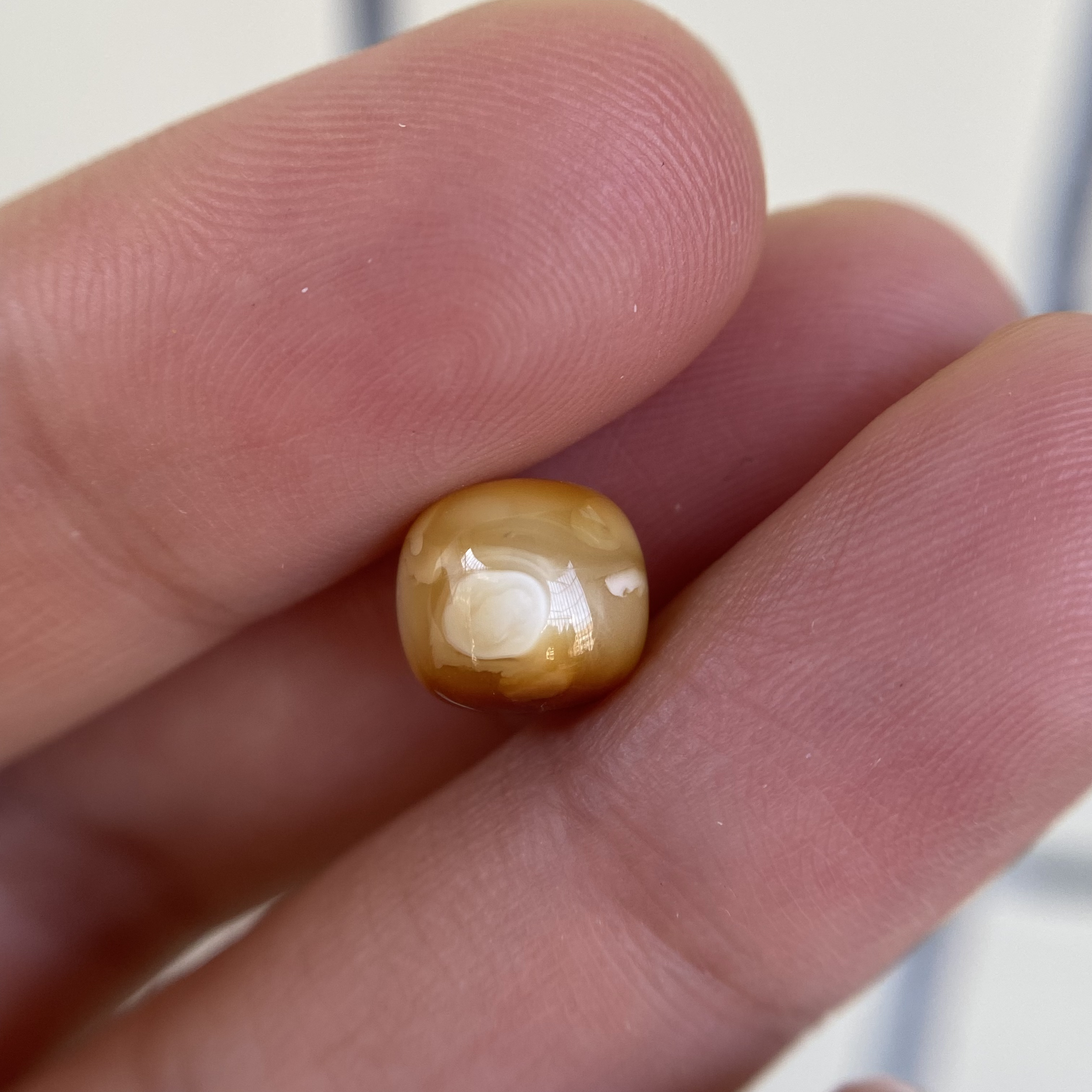 蜜蜡沁色老型配饰8.6×8.0mm，飘花无优化保天然