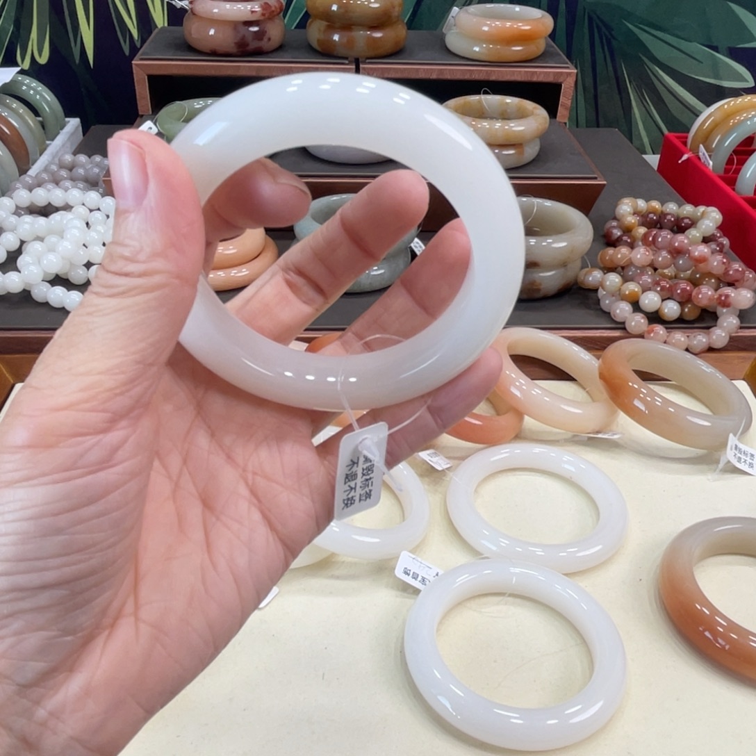 K***荣石英岩玉未镶嵌手镯