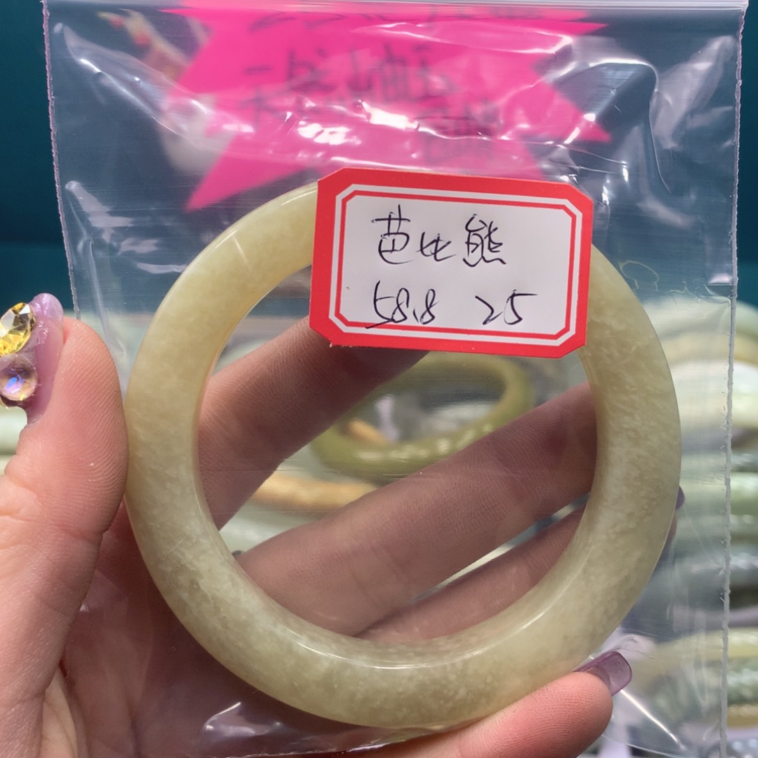 透闪石-蛇纹石玉手镯未镶嵌芭*熊
