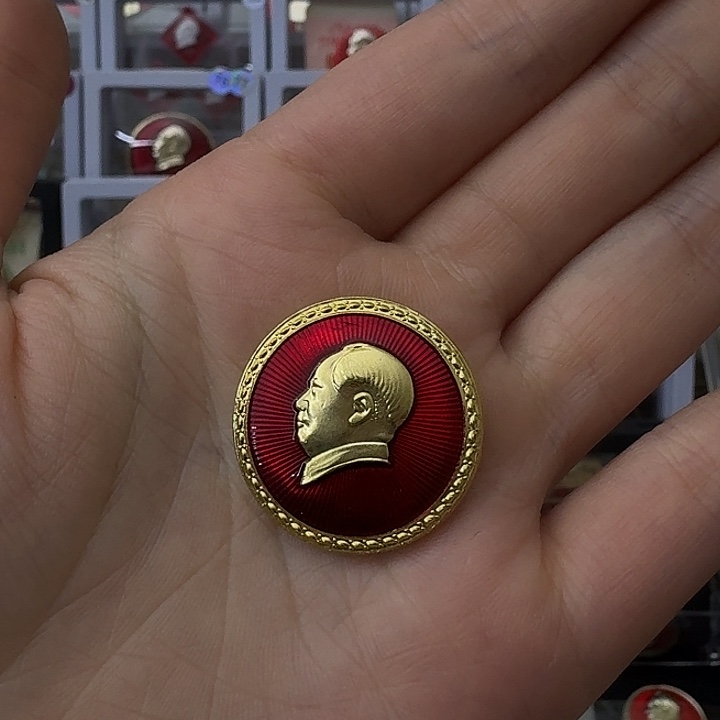 西***风其他普通金属红色收藏纪念章