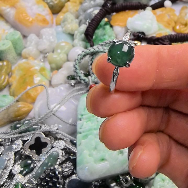 翡翠颈饰未镶嵌戒指