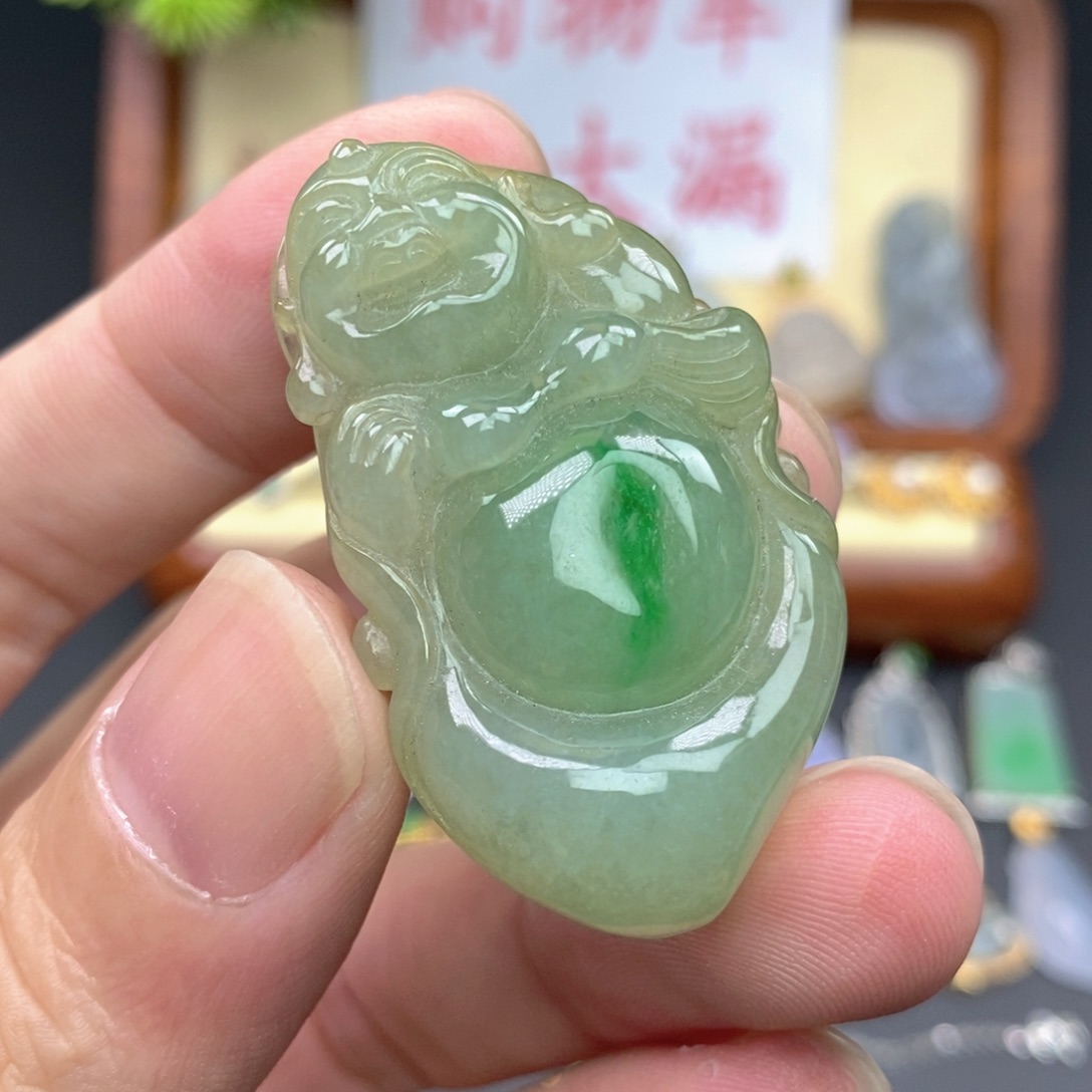 翡翠未镶嵌颈饰佛