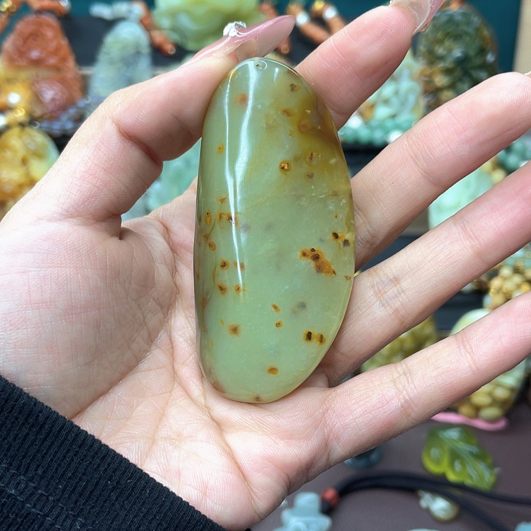 蛇纹石玉颈饰未镶嵌