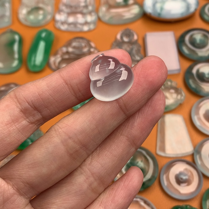 翡翠挂件未镶嵌….