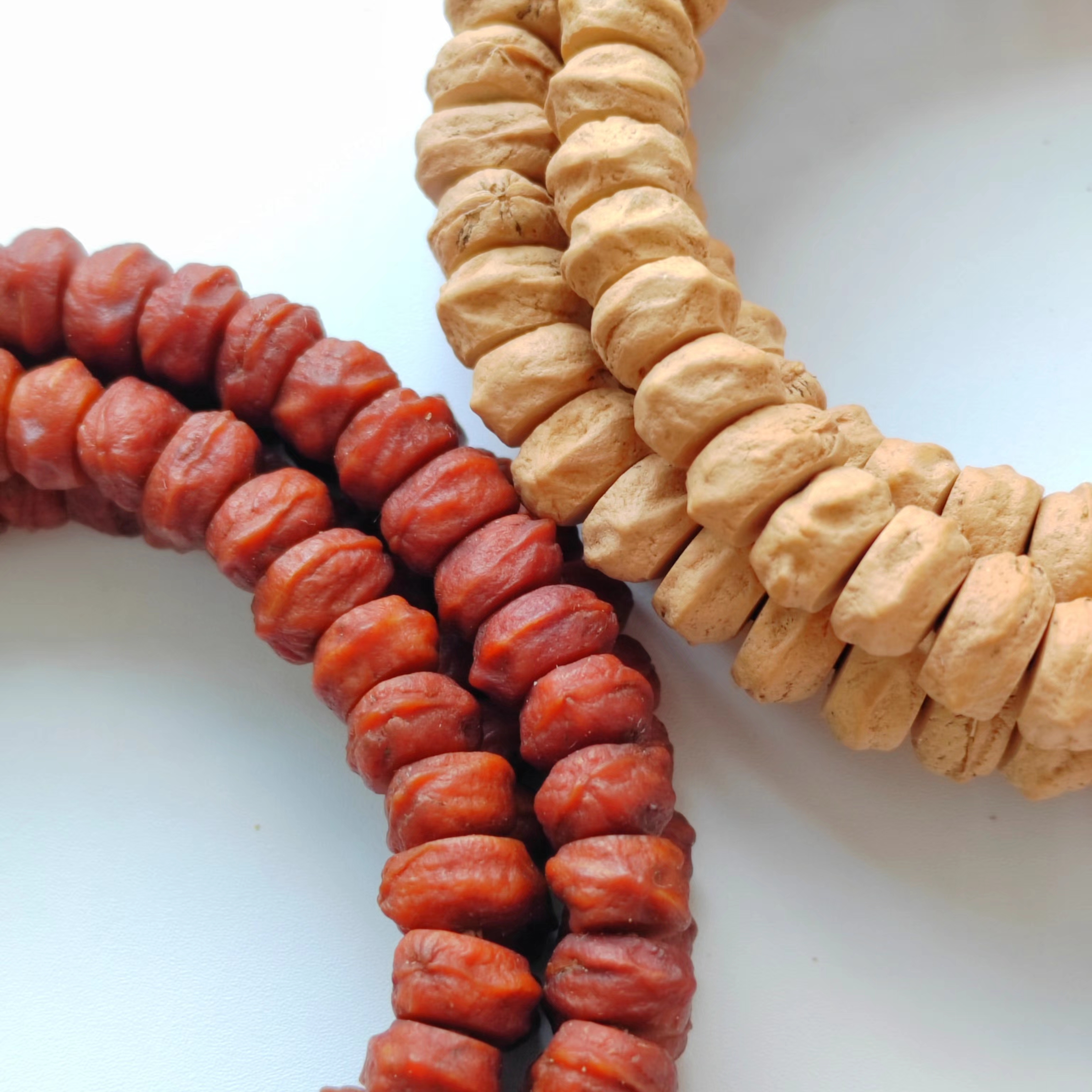 一款粉油皮横打厚切百香籽，做工非常精，皮质细腻盘玩走色玉化快