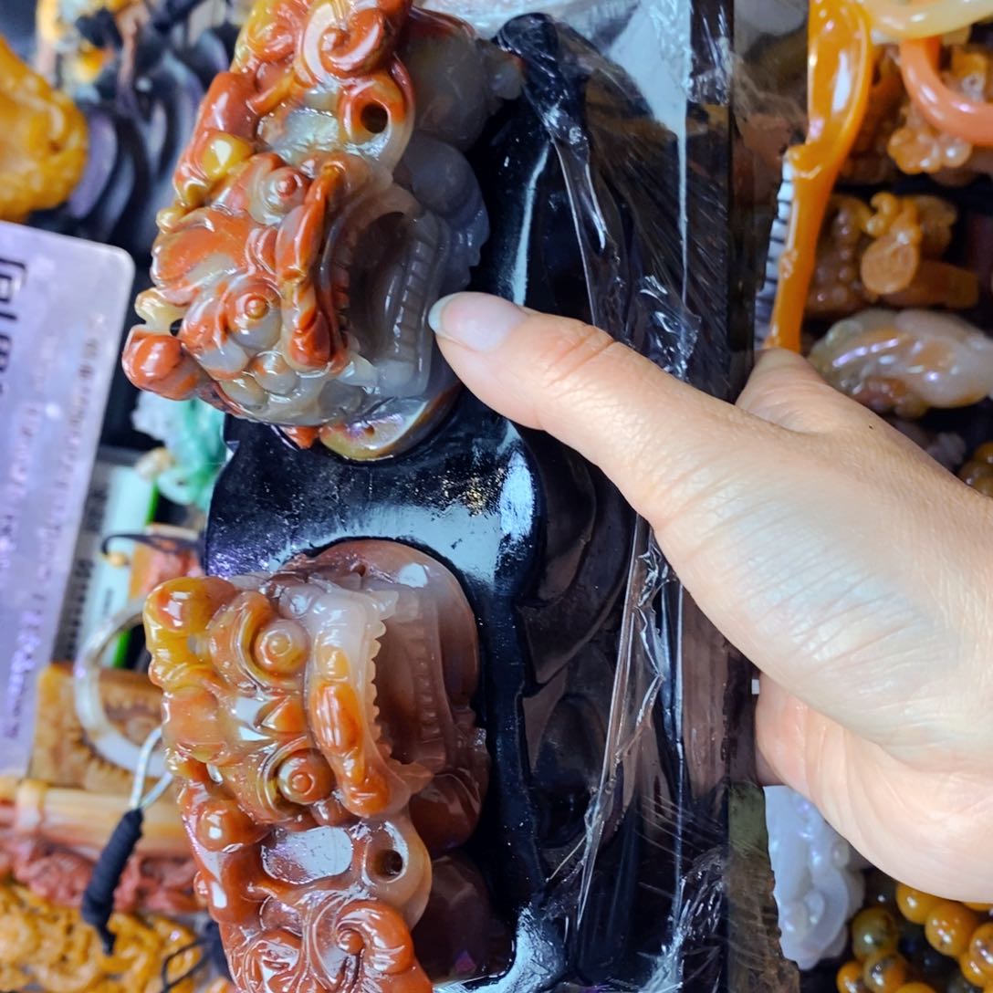 未镶嵌石英质玉（黄龙玉）颈饰