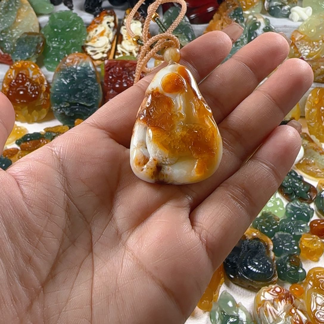 蛇纹石玉颈饰未镶嵌