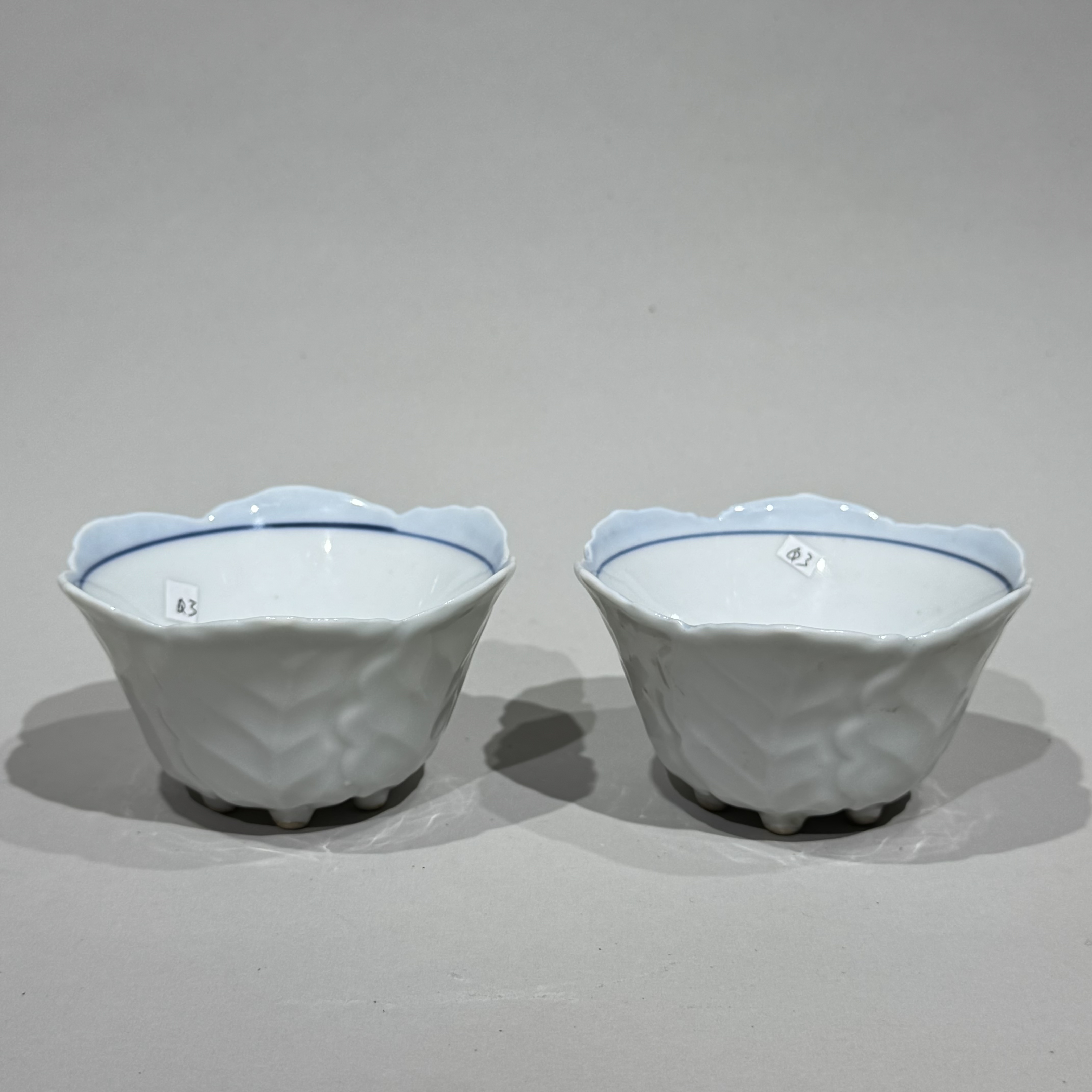 清中期·外白釉模印树叶内青花山水纹花口杯一对【古董拍卖】