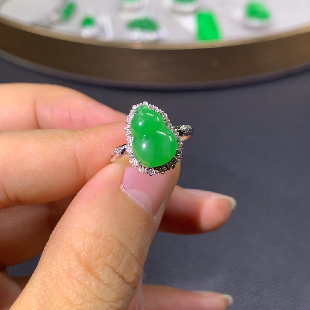 翡翠戒指18K金镶嵌翡翠