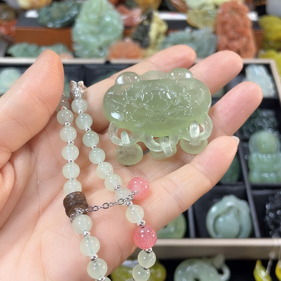 蛇纹石玉颈饰未镶嵌