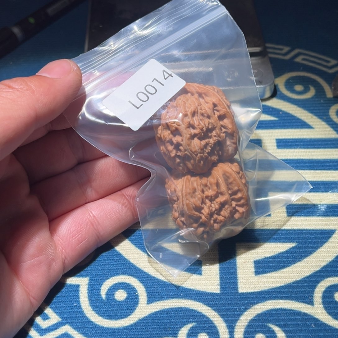 文玩核桃吊坠白狮子