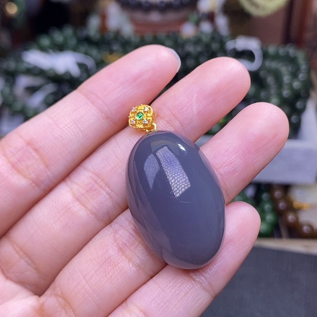 和田玉未镶嵌颈饰烟紫浓色鸽子蛋18.K金天花板