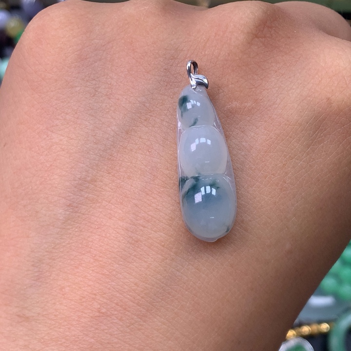 翡翠18K金镶嵌颈饰福豆