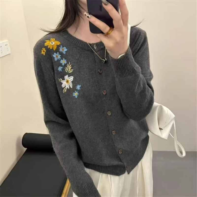 《秋意花簇037》深灰刺绣花簇圆领针织开衫 女 货号037