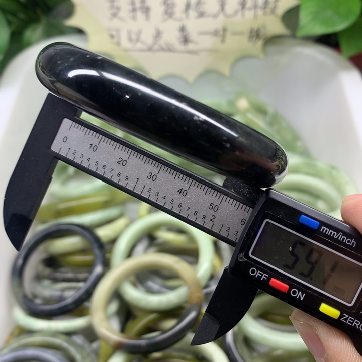 蛇纹石玉未镶嵌手镯1