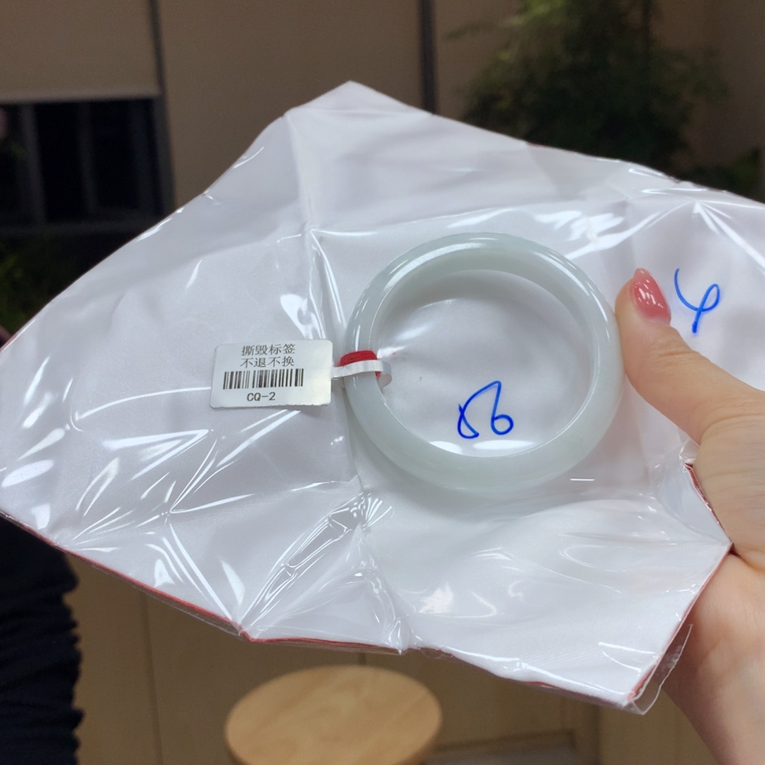 翡翠手镯未镶嵌不退不换