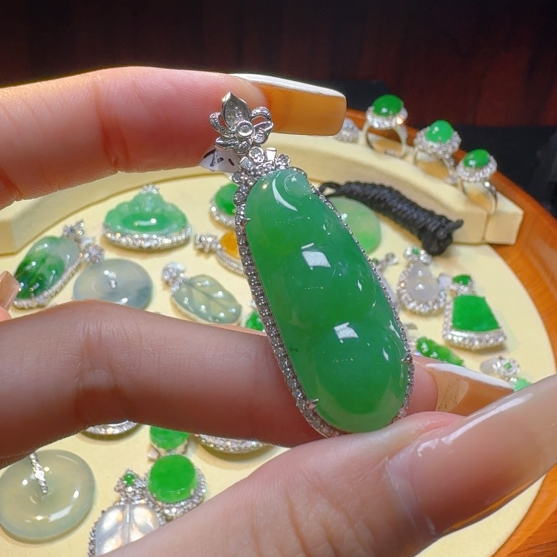 翡翠18K金镶嵌颈饰27500