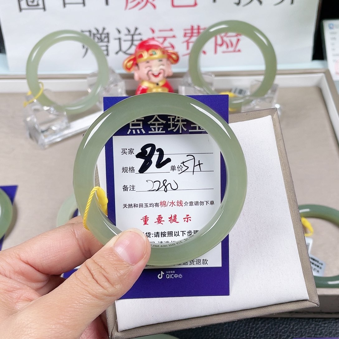 和田玉手镯未镶嵌李***?
