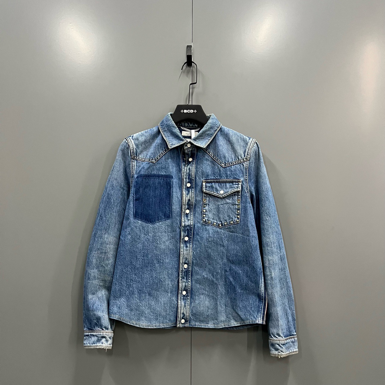 95新 Valentino/华伦天奴 （jp）203口袋铆钉牛仔衬衫 44码