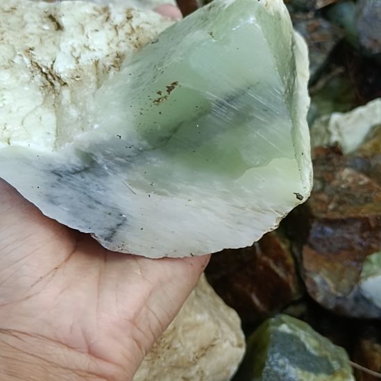 未镶嵌蛇纹石玉珠宝奇石