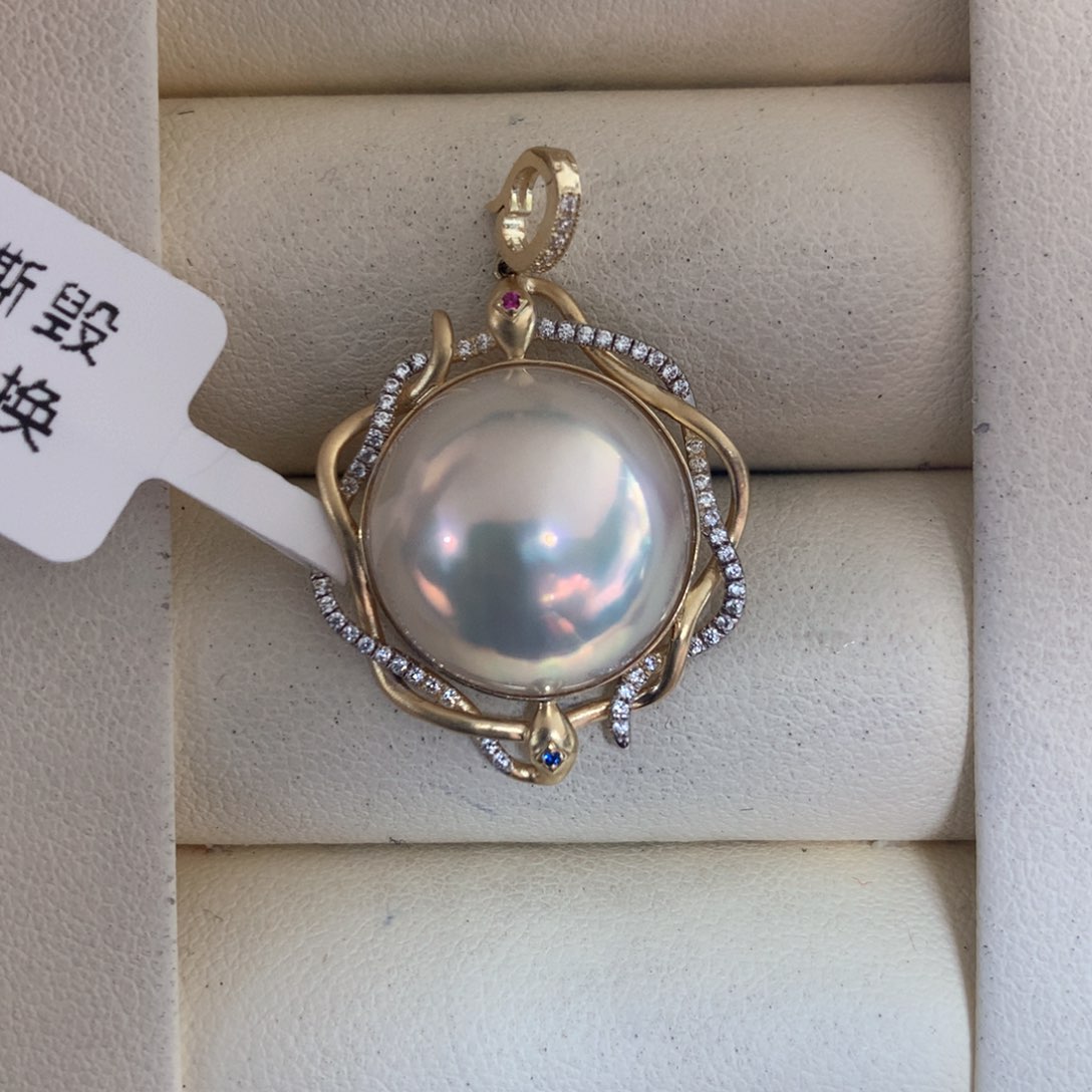 拼合珍珠（马贝珠）颈饰18K金镶嵌