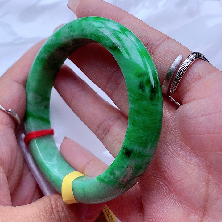 翡翠手镯未镶嵌翡翠