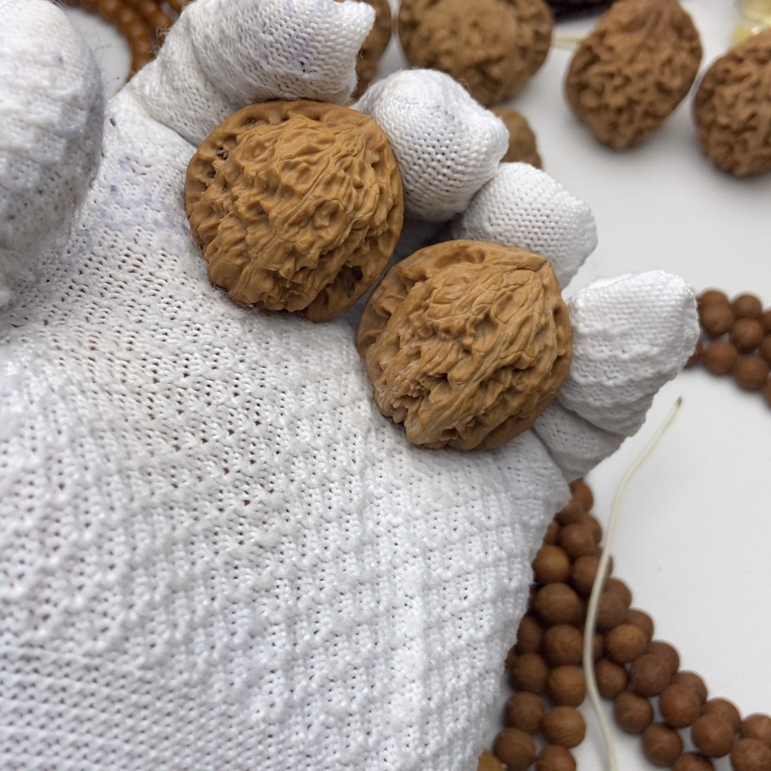 文玩核桃吊坠白狮子34