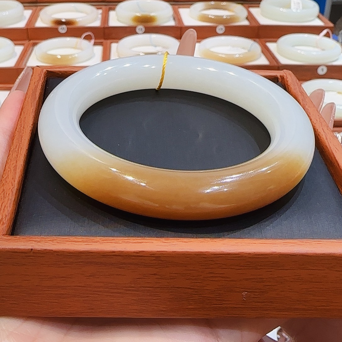 和田玉未镶嵌手镯