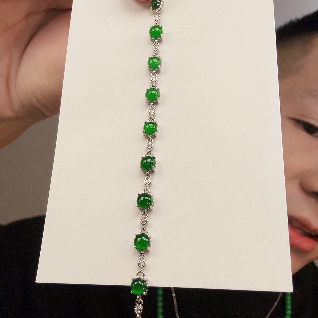 翡翠未镶嵌颈饰一件