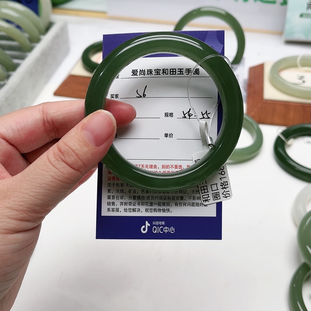 和田玉手镯未镶嵌酸***?