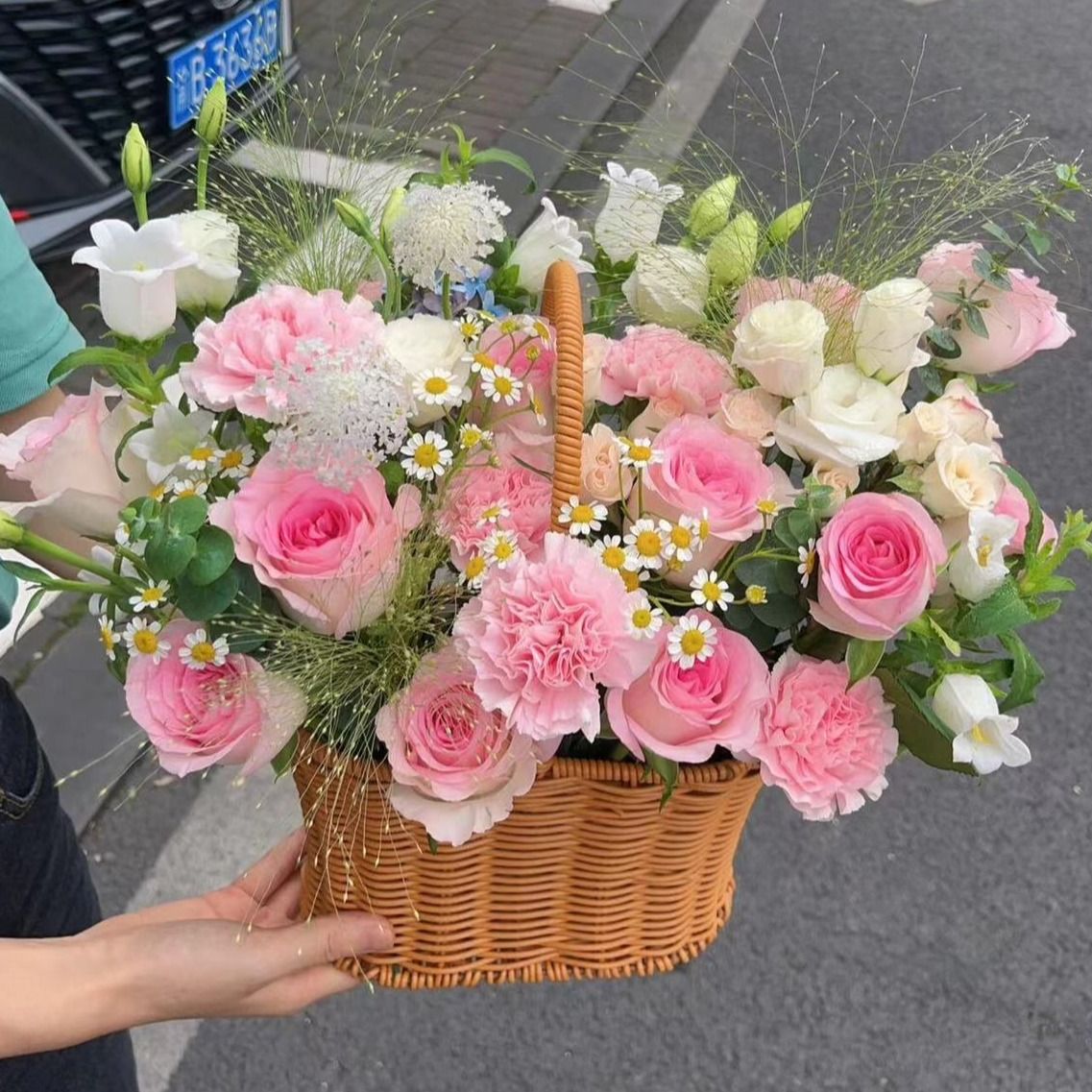 【对你的爱与日俱增】11朵洛神玫瑰混搭樱花粉康乃馨混搭手提花篮送女友送朋友花店送花上门