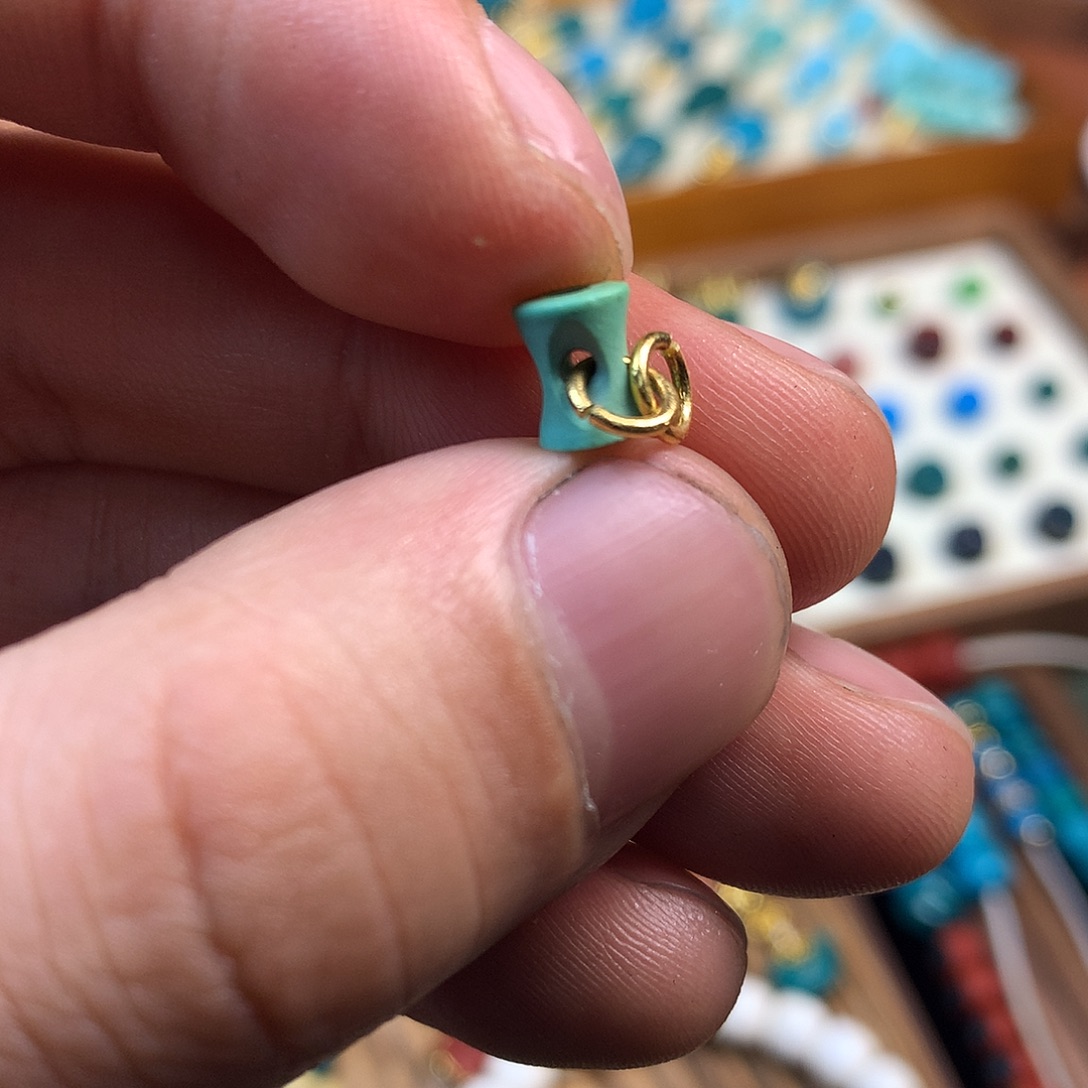 王***子绿松石18K金镶嵌珠宝奇石