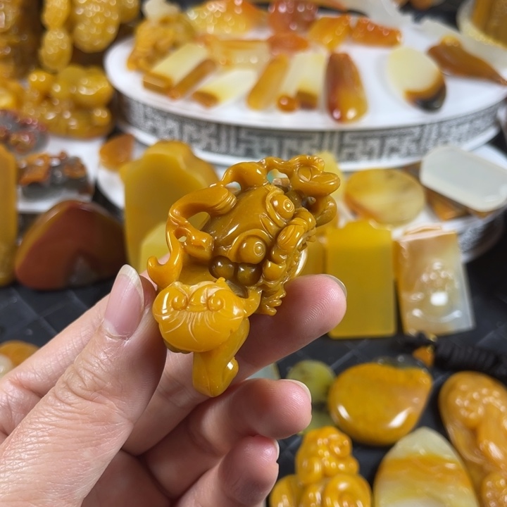 7***子石英质玉（黄龙玉）未镶嵌颈饰