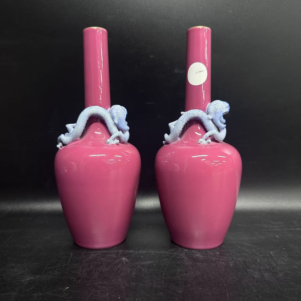 胭脂红釉螭龙纹赏瓶