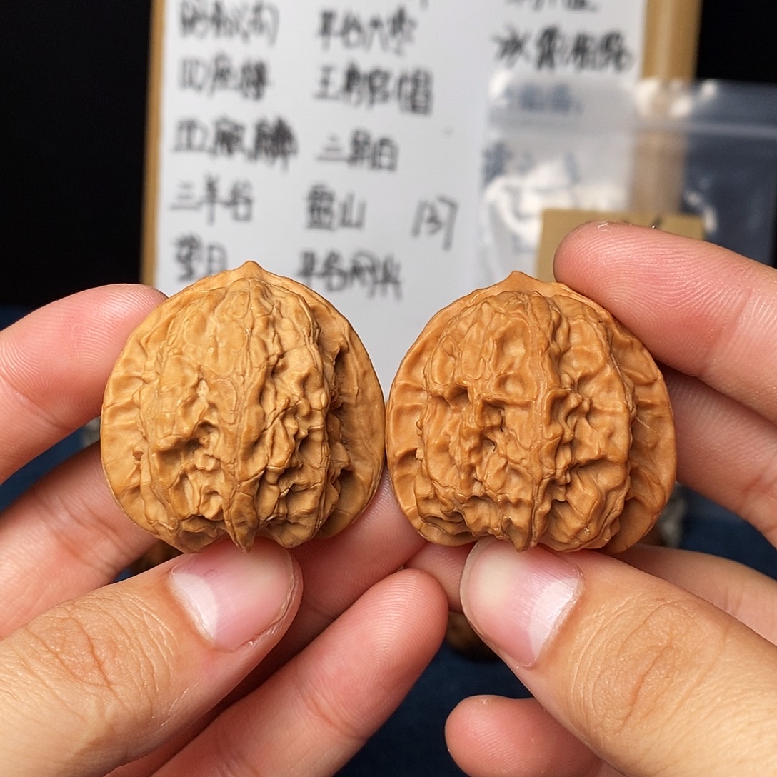 文玩核桃手串梨木台