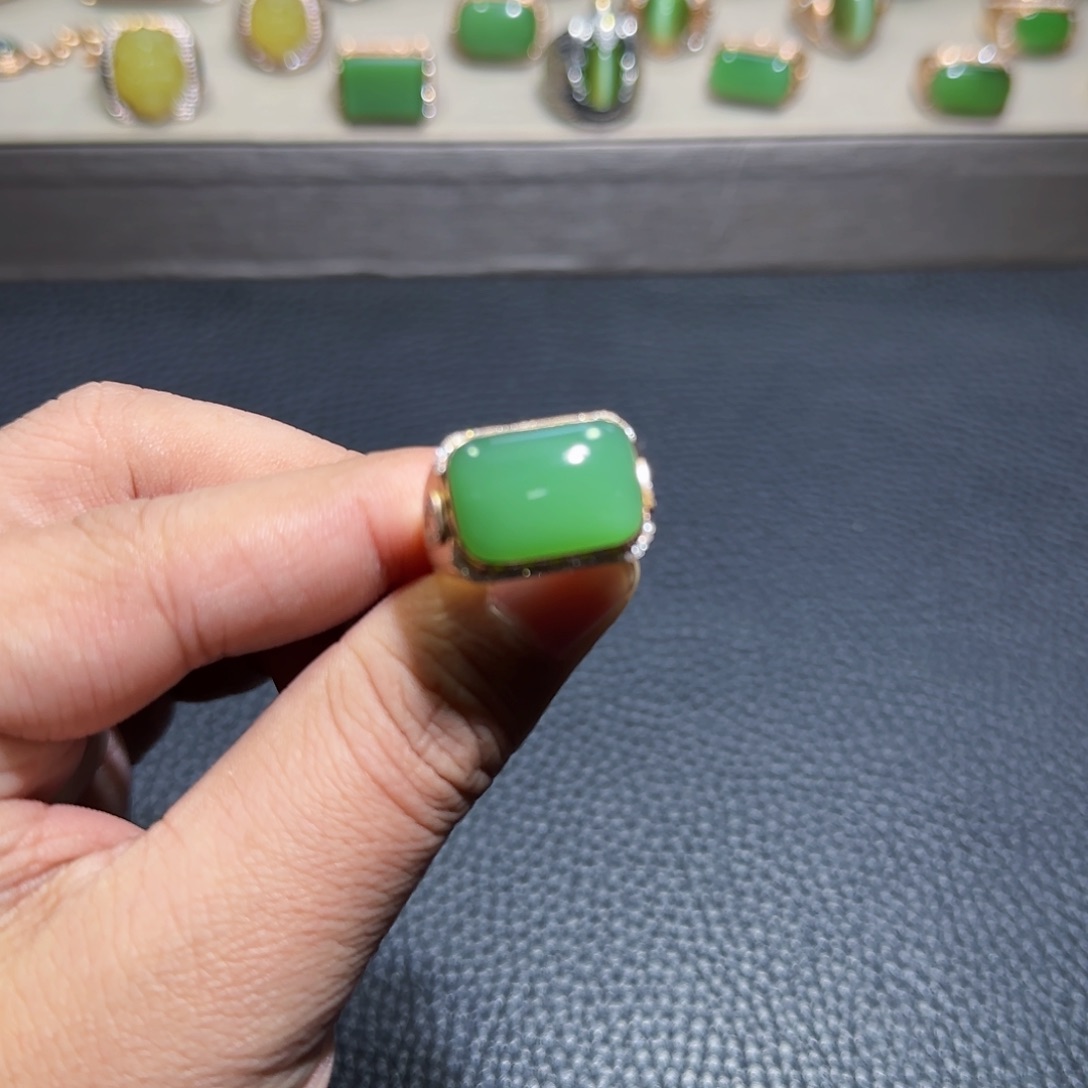 和田玉（碧玉）戒指18K金镶嵌k****r