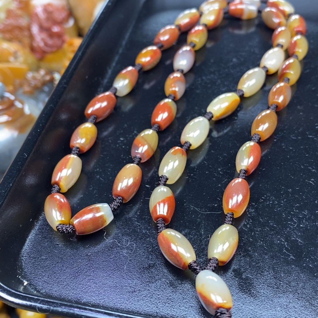 未镶嵌石英质玉（黄龙玉）颈饰