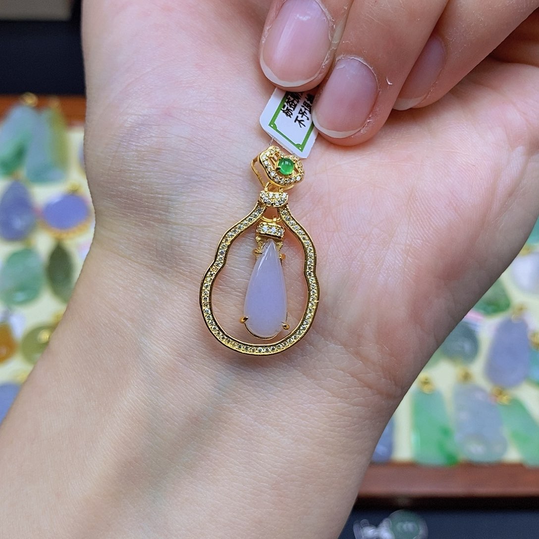 翡翠颈饰未镶嵌翡翠