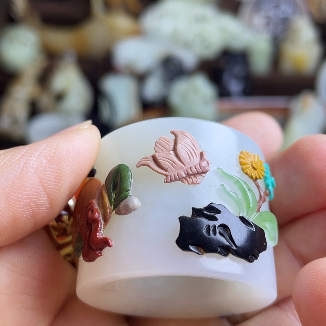 自***岁和田玉未镶嵌颈饰